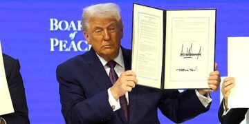 Trump firma en Davos la fundación de «su Consejo de Paz»; trabajará con la ONU