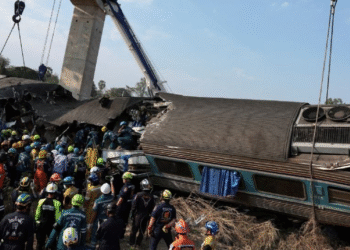 Grúa cae sobre tren en Tailandia, hay 32 muertos y decenas de heridos