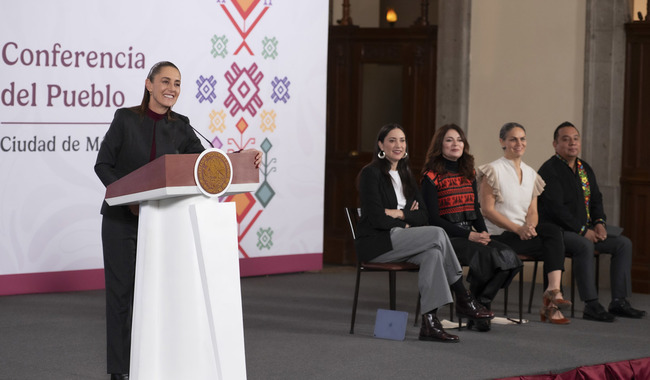 Cuauhtémoc, Ciudad de México, México, 13 de febrero de 2026.
La doctora Claudia Sheinbaum Pardo, presidenta Constitucional de los Estados Unidos Mexicanos en conferencia de prensa matutina, “Conferencia del Pueblo” en el Salón Tesorería de Palacio Nacional. La acompañan Claudia Curiel de Icaza, secretaria de Cultura; Karina Lujan Lujan, directora general del Instituto Nacional del Derecho de Autor (INDAUTOR); Daniela Alatorre Benard, directora general del Instituto Mexicano de Cinematografía (IMCINE); Bulmaro Juárez Pérez, divulgador de lenguas originarias, presentador de la sección “Suave Patria”.
Foto: Saúl López / Presidencia