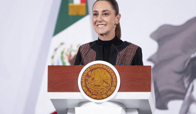 Cuauhtémoc, Ciudad de México. 26 de febrero 2026. La presidenta constitucional de los Estados Unidos Mexicanos, la Doctora Claudia Sheinbaum Pardo en conferencia de prensa matutina en el salón de la Tesorería de Palacio Nacional. La acompañan: Josefina Rodríguez Zamora, secretaria de Turismo y Noemí Juárez Pérez, subsecretaria de Educación Pública. Foto: Gabriel Monroy/Presidencia