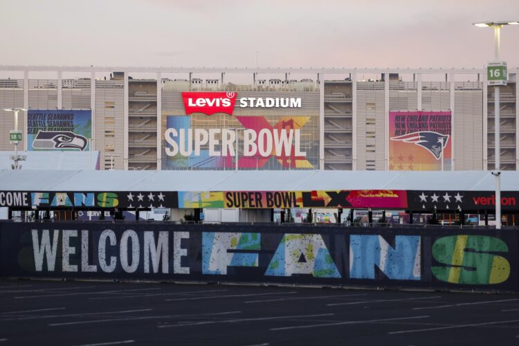 El precio de las entradas para el Super Bowl oscila entre los 3.100 y más de 18.000 dólares cuando falta un día para el 8 de febrero en que los New England Patriots y los Seattle Seahawks se midan en el Levi's Stadium de Santa Clara (California). EFE/EPA/CHRIS TORRES