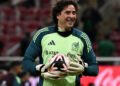 Guillermo Ochoa celebra su regreso al Tri y levanta la mano rumbo al Mundial 2026