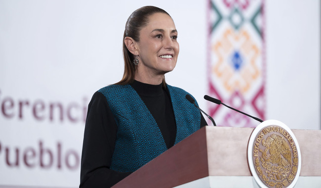 Cuauhtémoc, Ciudad de México. 3 de marzo 2026. La presidenta constitucional de los Estados Unidos Mexicanos, la Doctora Claudia Sheinbaum Pardo en conferencia de prensa matutina en el salón de la Tesorería de Palacio Nacional. La acompañan: David Kershenobich, secretario de salud; Zoé Alejandro Robledo Aburto, director general del Instituto Mexicano del Seguro Social (IMSS); Martí Batres Guadarrama, director general del Instituto de Seguridad y Servicios Sociales de los Trabajadores del Estado (ISSSTE); Alejandro Svarch Pérez, director general de IMSS-Bienestar; Ariadna Montiel, secretaria de Bienestar; Bebeto; Rommel Pacheco Marrufo, director general de la Comisión Nacional de Cultura Física y Deporte (Conade); Gabriela Cuevas Barrón, Representante de México para la Copa Mundial FIFA 2026.  Foto: Saúl López Escorcia/Presidencia