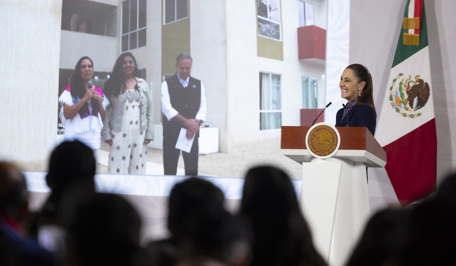 Cuauhtémoc, Ciudad de México, México, 18 de marzo de 2026. 
La doctora Claudia Sheinbaum Pardo, presidenta Constitucional de los Estados Unidos Mexicanos en conferencia de prensa matutina, “Conferencia del Pueblo” en el Salón Tesorería de Palacio Nacional. La acompañan Josefina Rodríguez Zamora, secretaria de Turismo; Miguel Ángel Elorza Vásquez, coordinador de Infodemia y enlaces con Miguel Ángel Navarro Quintero, gobernador Constitucional del Estado de Nayarit; Rodrigo Chávez Contreras, director General de la Comisión Nacional de Vivienda y Edna Elena Vega Rangel, secretaria de Desarrollo Agrario, Territorial y Urbano desde Nayarit; Octavio Romero Oropeza, director general del Instituto del Fondo Nacional de la Vivienda para los Trabajadores (Infonavit) y María Elena Hermelinda Lezama Espinosa, gobernadora Constitucional del Estado de Quintana Roo desde Quintana Roo. 
Foto: Gabriel Monroy / Presidencia