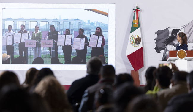 Cuauhtémoc, Ciudad de México. 23 de marzo 2026. La presidenta constitucional de los Estados Unidos Mexicanos, la Doctora Claudia Sheinbaum Pardo en conferencia de prensa matutina en el salón de la Tesorería de Palacio Nacional. La acompañan: Efraín Morales López, Director General de la Comisión Nacional del Agua (CONAGUA); ; Iván Escalante, Procurador Federal del Consumidor (Profeco); Alfonso Suárez del Real, asesor político de la Coordinación de Comunicación Social;  Foto: Gabriel Monroy/Presidencia