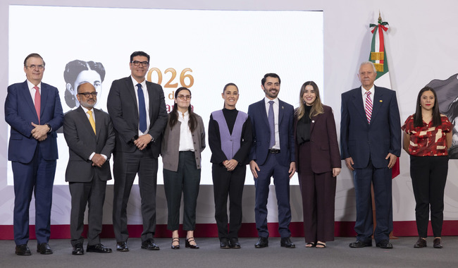 Cuauhtémoc, Ciudad de México, México, 26 de marzo de 2026. 
La doctora Claudia Sheinbaum Pardo, presidenta Constitucional de los Estados Unidos Mexicanos en conferencia de prensa matutina, “Conferencia del Pueblo” en el Salón Tesorería de Palacio Nacional y enlace con Delfina Gómez Álvarez, gobernadora Constitucional del Estado de México; Abraham Eugenio Carro Toledo, director general del Instituto Mexicano de Juventud (Imjuve) y Gabriela Cuevas, representante del Gobierno de México para la Copa Mundial de la Federación Internacional de Futbol Asociación (FIFA) 2026 y enlace con Zoé Robledo Aburto, director general del Instituto Mexicano del Seguro Social (IMSS); Rommel Pacheco Marrufo, director general de la Comisión Nacional de Cultura Física y Deporte (Conade) y Clara Marina Brugada Molina, jefa de Gobierno de Ciudad de México desde La Unidad Independencia del Instituto Mexicano del Seguro Social. La acompañan Augusto Ramos Melo, presidente nacional de la Cámara Nacional del Autotransporte de Carga; Marcelo Ebrard Casaubón, secretario de Economía; Elías dip Rame, presidente nacional de la Confederación Nacional de Transportistas Mexicanos; Noemí Juárez Pérez, subsecretaria de Educación Pública; Virginia Olalde, directora ejecutiva de la Cámara Nacional del Autotransporte de Pasaje y Turismo; Ximena Escobedo, titular de la Unidad de desarrollo Productivo de la Secretaría de Economía; Rogelio Arzate, presidente ejecutivo de la Asociación Nacional de Productores de Autobuses, Camiones y Tractocamiones y Guillermo Rosales Zárate, presidente ejecutivo de la Asociación de Distribuidores de Automotores. 
Foto: Gabriel Monroy / Presidencia