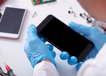 El peligro en el bolsillo: Por qué un accesorio «pirata» convierte un celular en un arma mortal