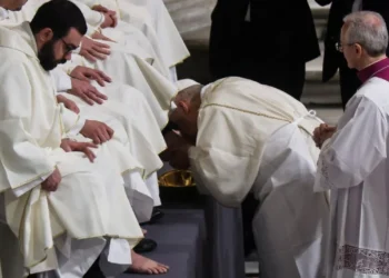 Jueves Santo: papa León XIV lava los pies a 12 sacerdotes y pide a católicos inspirarse en la humildad de Jesús