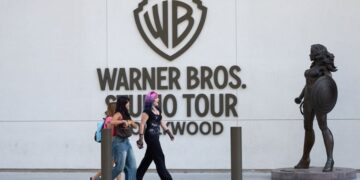 Joaquin Phoenix, Lily Gladstone, Bryan Cranston y cientos en Hollywood expresan preocupación por la fusión de Warner con Paramount