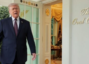 Católicos de EU arremeten contra Trump por imagen en la que imita a Jesús; borra la publicación