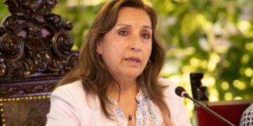 Fiscalía de Perú archiva la denuncia contra Dina Boluarte por duplicarse el sueldo como presidenta