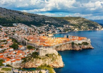 Reportan oleada de amenazas de bomba falsas en Croacia; evacuan escuelas, un centro comercial y el ayuntamiento