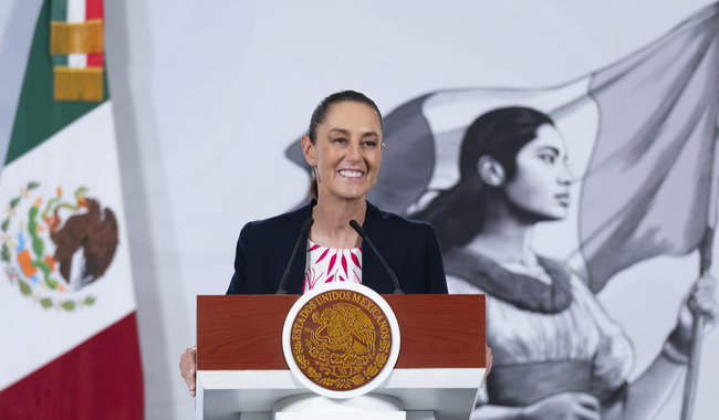 Cuauhtémoc, Ciudad de México. 6 de abril 2026. La presidenta constitucional de los Estados Unidos Mexicanos, la Doctora Claudia Sheinbaum Pardo en conferencia de prensa matutina en el salón de la Tesorería de Palacio Nacional. La acompañan: Mario Delgado Carrillo, secretario de Educación Pública; Iván Escalante, Procurador Federal del Consumidor (Profeco); Pamela López, Directora de la Escuela es Nuestra y Alfonso Suárez del Real, asesor político de la Coordinación de Comunicación Social.  Foto: Saúl López Escorcia/Presidencia