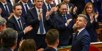 Invisten a Péter Magyar como nuevo primer ministro de Hungría y pone fin a 16 años de Orbán
