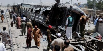 Detona objeto explosivo al interior de un tren en Pakistán; suman 24 muertos y al menos 70 heridos