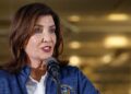 Nueva York promueve restricciones para operaciones del ICE: limita pasamontañas y operaciones en escuelas e iglesias