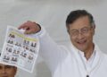 Petro acude a votar en las elecciones presidenciales y desata críticas por mostrar su boleta marcada