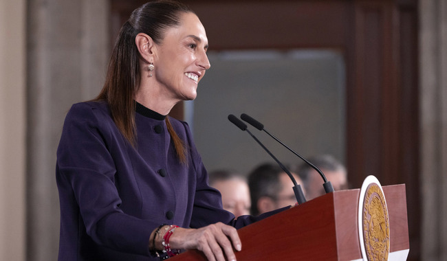Cuauhtémoc, Ciudad de México. 18 de mayo 2026. La presidenta constitucional de los Estados Unidos Mexicanos, la Doctora Claudia Sheinbaum Pardo en conferencia de prensa matutina en el salón de la Tesorería de Palacio Nacional. La acompañan: Iván Escalante, Procurador Federal del Consumidor (Profeco); Luisa María Alcalde, consejera jurídica del Ejecutivo; Arturo Saldivar, coordinador de Política y Gobierno de la Presidencia; Alfonso Suárez del Real, asesor político de la Coordinación de Comunicación Social. Federal.  Foto: Juan Carlos Ramos Mamahua /Presidencia