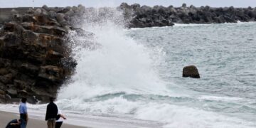 Tifón «Jangmi»: Japón cancela unos 400 vuelos, emite órdenes de evacuación y confirma al menos tres víctimas
