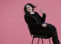 «Mujer, vida y libertad»: Francia rinde homenaje a Marjane Satrapi, quien rechazó la Legión de Honor