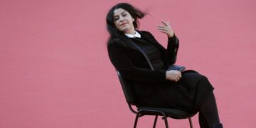 «Mujer, vida y libertad»: Francia rinde homenaje a Marjane Satrapi, quien rechazó la Legión de Honor