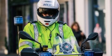 Sujeto ataca con arma blanca a una persona en Irlanda del Norte; le provoca lesiones en los ojos y la deja en estado grave