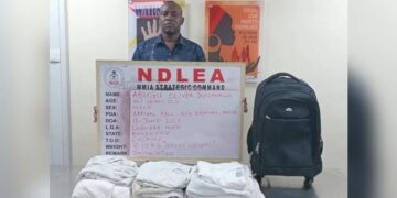 Detienen en Nigeria a empresario brasileño con más de seis kilos de cocaína impregnada en camisas