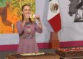 Sheinbaum celebra su cumpleaños con «Las Mañanitas», los «Beatles» y pastel en la conferencia matutina