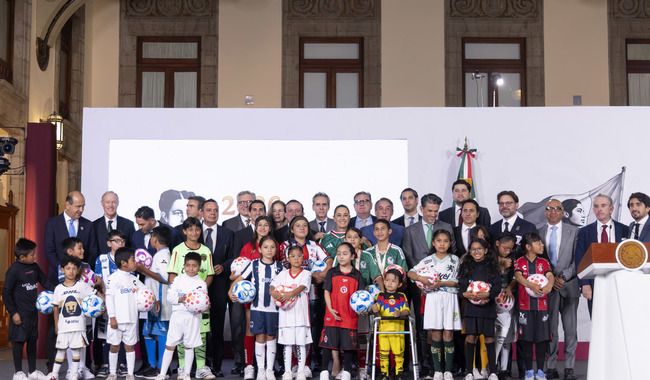 Cuauhtémoc, Ciudad de México. 8 de junio 2026. La presidenta constitucional de los Estados Unidos Mexicanos, la Doctora Claudia Sheinbaum Pardo en conferencia de prensa matutina en el salón de la Tesorería de Palacio Nacional. La acompañan: Rommel Pacheco Marrufo, director general de la Comisión Nacional de Cultura Física y Deporte (Conade); Ivar Sisniega, presidente de la Federación Mexicana de Futbol; Mikel Arriola, comisionado de la Federación Mexicana de Futbol; Francisco lturbide Cera, director de la Comisión Nacional de Cultura Física y Deporte;  ⁠Pedro Esquivel, Rayados de Monterrey; ⁠Mauro Doehner, Tigres de la U.A.N.L; ⁠Emilio Azcágarra, América; ⁠Alejandro Irarragorri, Atlas / Santos Laguna; ⁠Alejandro Manzo, Guadalajara; ⁠Alejandra de La Vega, FC Juárez; ⁠Armando Martínez, Pachuca / León; ⁠Santiago Tinajero, Necaxa; ⁠Luis Raúl González, Universidad Nacional Autónoma de México;  ⁠Víctor Velázquez, Cruz Azul; ⁠Jorge Alberto Hank, Club Tijuana; ⁠Francisco Suinaga, Toluca;  ⁠Jacobo Payán, Club Atlético de San Luis; ⁠Adrián Madero, Gallos Blancos de Querétaro; ⁠Manuel Jiménez, Puebla F.C; ⁠Emilio Escalante, Atlante; Rosa Icela Rodríguez Velázquez, secretaria de Gobernación; Mario Delgado Carrillo, secretario de Educación Pública; Roberto Capuano Tripp, Coordinador proyecto Olinia;  Iván Escalante, Procurador Federal del Consumidor (Profeco) y Alfonso Suárez del Real, asesor político de la Coordinación de Comunicación Social.    Foto: Juan Carlos Ramos Mamahua/Presidencia