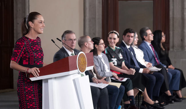 Cuauhtémoc, Ciudad de México. 10 de junio 2026. La presidenta constitucional de los Estados Unidos Mexicanos, la Doctora Claudia Sheinbaum Pardo en conferencia de prensa matutina en el salón de la Tesorería de Palacio Nacional. La acompañan: Marcelo Ebrard Casubón, secretario de Economía; Ximena Escobedo, jefa de Unidad Estrategia y Organización Industrial, de la Secretaría de Economía; José Antonio Peña Merino, Director de la agencia de transformación digital; Víctor Hugo Borja Aburto; comisionado Federal para la Protección contra Riesgos Sanitarios; Altagracia Gómez, coordinadora del Consejo Asesor Empresarial; Crystel Guadalupe Arellano Moreno, coordinadora Nacional de Transformación Digital; Pedro Rivas, director general de Mercado Pago México; Alehira Orozco, directora de Relaciones Gubernamentales en Mercado Libre. Foto: Saúl López Escorcia/Presidencia