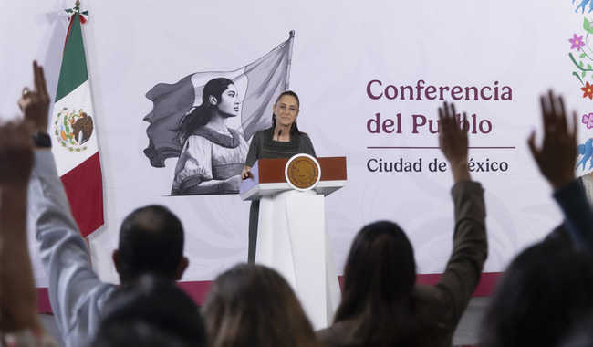 Cuauhtémoc, Ciudad de México, México, 12 de junio de 2026. 
La doctora Claudia Sheinbaum Pardo, presidenta Constitucional de los Estados Unidos Mexicanos en conferencia de prensa matutina, “Conferencia del Pueblo” en el Salón Tesorería de Palacio Nacional. La acompañan Josefina Rodríguez Zamora, secretaria de Turismo y Bulmaro Juárez Pérez, divulgador de lenguas originarias, presentador de la sección “Suave Patria”. 
Foto: Juan Carlos Buenrostro / Presidencia