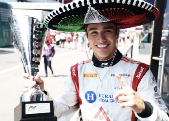 El mexicano Noel León gana la carrera principal de Fórmula 2 en Hungría; Checo Pérez lo alienta con un “a seguirle así”
