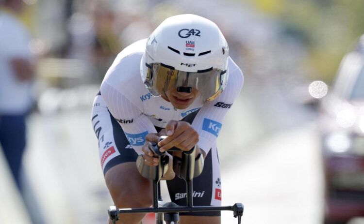 THONON-LES-BAINS (France), 21/07/2026.- White Jersey best young rider Mexican cyclist Isaac del Toro of UAE Team Emirates XRG crosses the finish line of Stage 16 of the Tour de France, a 26.1 km Individual time-trial (ITT) from Evian-les-Bains to Thonon-les-Bains, France, 21 July 2026. (Ciclismo, Francia) EFE/EPA/GUILLAUME HORCAJUELO