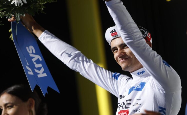 (France), 24/07/2026.- Mexican cyclist Isaac del Toro of UAE Team Emirates XRG celebrates on the podium in the best young rider's white jersey after Stage 19 of the Tour de France over 127.9km from Gap to Alpe d'Huez, France, 24 July 2026. (Ciclismo, Francia) EFE/EPA/YOAN VALAT