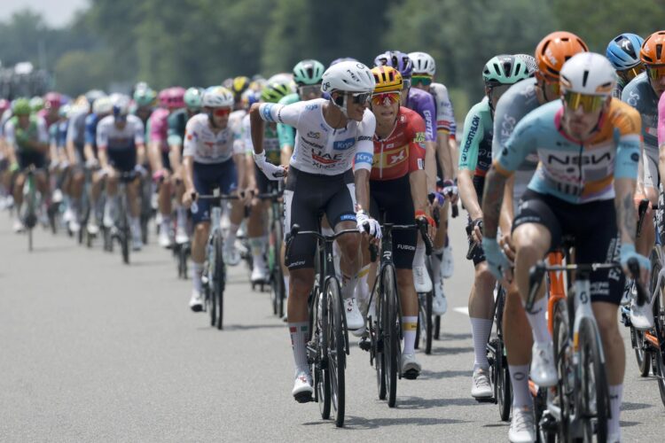HAGETMAU (France), 10/07/2026.- White Jersey best young rider Mexican cyclist Isaac del Toro (C) of UAE Team Emirates XRG in action during Stage 7 of the Tour de France, a 175.1 km route from Hagetmau to Bordeaux, France, 10 July 2026. (Ciclismo, Francia, Burdeos) EFE/EPA/GUILLAUME HORCAJUELO