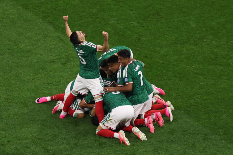 GR3041. CIUDAD DE MÉXICO (MÉXICO), 30/06/2026.- Jugadores de México celebran un gol de Raúl Jiménez este martes, en un partido de los dieciseisavos de final del Mundial de la FIFA 2026 entre México y Ecuador en el estadio Azteca?, en Ciudad de México (México). EFE/ Isaac Esquivel