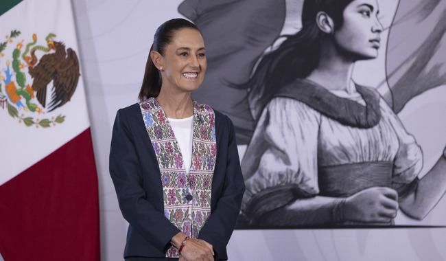 Cuauhtémoc, Ciudad de México, México, 2 de julio de 2026.
La doctora Claudia Sheinbaum Pardo, presidenta Constitucional de los Estados Unidos Mexicanos en conferencia de prensa matutina, “Conferencia del Pueblo” desde el Salón Tesorería de Palacio Nacional. La acompañan Marcelo Ebrard Casaubón, secretario de Economía y Angélica Noemí Juárez Pérez, Subsecretaria de Educación Básica y encargada de la sección “Mujeres en la Historia”.
Foto: Carlos Ramos Mamahua / Presidencia