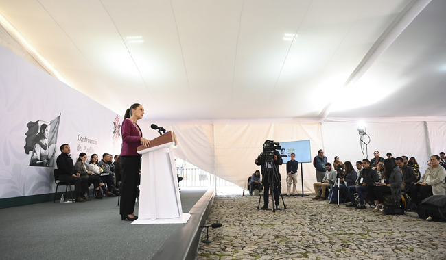Morelia, Michoacán, México, 3 de julio de 2026. 
La doctora Claudia Sheinbaum Pardo, presidenta Constitucional de los Estados Unidos Mexicanos en conferencia de prensa matutina, “Conferencia del Pueblo” desde Michoacán y enlace con Alejandro Svarch Pérez, director general del IMSS Bienestar y Evelyn Cecia Salgado Pineda, gobernadora Constitucional del Estado de Guerrero desde la Clínica de Hemodiálisis de Ometepec, Guerrero. 
Foto: Saúl López / Presidencia