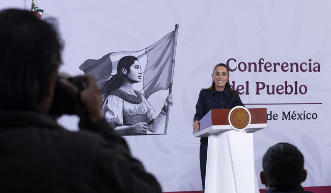 Cuauhtémoc, Ciudad de México. 13 de julio 2026. La presidenta constitucional de los Estados Unidos Mexicanos, la Doctora Claudia Sheinbaum Pardo en conferencia de prensa matutina en el salón de la Tesorería de Palacio Nacional. La acompañan: ; Mario Delgado Carrillo, secretario de Educación Pública; Pamela López, Directora de la Escuela es Nuestra; Iván Escalante, Procurador Federal del Consumidor (Profeco) y Alfonso Suárez del Real, asesor político de la Coordinación de Comunicación Social. Foto: Juan Carlos Buenrostro/Presidencia