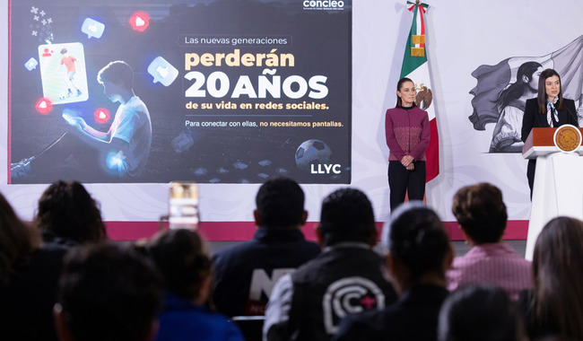 Cuauhtémoc, Ciudad de México. 27 de julio 2026. La presidenta constitucional de los Estados Unidos Mexicanos, la Doctora Claudia Sheinbaum Pardo en conferencia de prensa matutina en el salón de la Tesorería de Palacio Nacional. La acompañan: Foto: Mario Delgado Carrillo, secretario de Educación Pública; Ricardo Villanueva Lomelí, subsecretario de Educación Superiortania; Tania Jiménez García, directora general de Concieo; Iván Escalante, Procurador Federal del Consumidor (Profeco) y Alfonso Suárez del Real, asesor político de la Coordinación de Comunicación Social.  Foto: Juan Carlos Ramos Mamahua/Presidencia