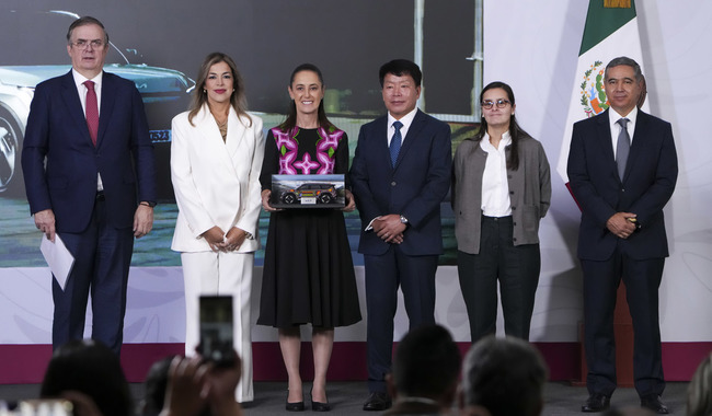 Cuauhtémoc, Ciudad de México. 29 de julio 2026. La presidenta constitucional de los Estados Unidos Mexicanos, la Doctora Claudia Sheinbaum Pardo en conferencia de prensa matutina en el salón de la Tesorería de Palacio Nacional. La acompañan: Marcelo Ebrard Casubón, secretario de Economía; Ximena Escobedo Juárez, titular de la Unidad de desarrollo productivo de la Secretaría de Economía; Andy Kim, Ceo de Kia México; Marianela Calderón, directora de Experiencia del Empleado y Administración Kia México; Horacio Chávez, responsable de la operación comercial en Kia México y Miguel Ángel Elorza Vásquez, coordinador de Infodemia. Foto: Hazel Cárdenas/Presidencia