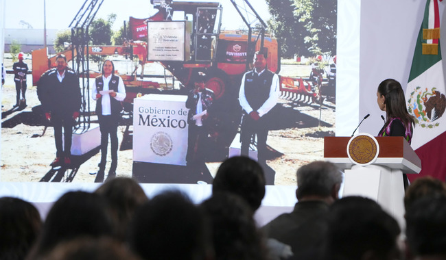 Cuauhtémoc, Ciudad de México. 29 de julio 2026. La presidenta constitucional de los Estados Unidos Mexicanos, la Doctora Claudia Sheinbaum Pardo en conferencia de prensa matutina en el salón de la Tesorería de Palacio Nacional. La acompañan: Marcelo Ebrard Casubón, secretario de Economía; Ximena Escobedo Juárez, titular de la Unidad de desarrollo productivo de la Secretaría de Economía; Andy Kim, Ceo de Kia México; Marianela Calderón, directora de Experiencia del Empleado y Administración Kia México; Horacio Chávez, responsable de la operación comercial en Kia México y Miguel Ángel Elorza Vásquez, coordinador de Infodemia. Foto: Hazel Cárdenas/Presidencia