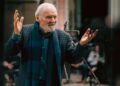 Anthony Hopkins convierte la música en una reflexión sobre la muerte a los 88 años