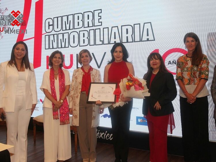 Aurora García de León recibió el Reconocimiento Especial de MULIV por su trayectoria y liderazgo en el sector inmobiliario. AMEXI/Foto/Grupo Vinte