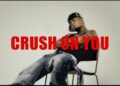 EL MENSAJE QUE NUNCA LLEGÓ: NICK BOLT CONVIERTE UN CRUSH EN “CRUSH ON YOU”