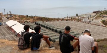 Crisis en Ceuta: miles de migrantes permanecen en el enclave a tres semanas del arribo masivo
