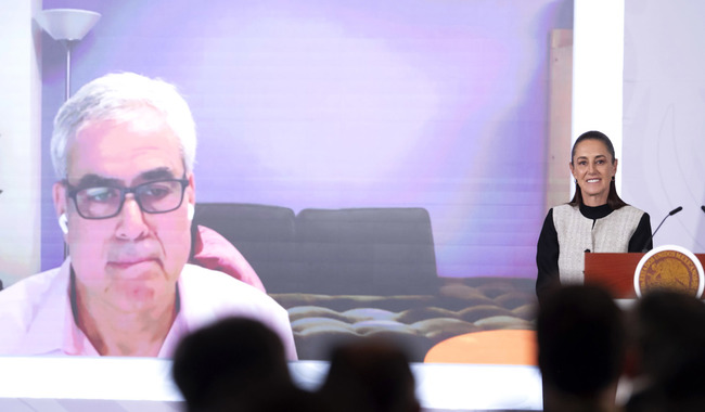 Cuauhtémoc, Ciudad de México. 3 de agosto 2026. La presidenta constitucional de los Estados Unidos Mexicanos, la Doctora Claudia Sheinbaum Pardo en conferencia de prensa matutina en el salón de la Tesorería de Palacio Nacional. La acompañan: Mario Delgado Carrillo, secretario de Educación Pública; Julio César León Trujillo, coordinador nacional de becas para el Bienestar; Ricardo Villanueva Lomelí, subsecretario de Educación Superior; Arturo Béjar, exdirector de ingeniería en Meta; Jonathan David Haidt, psicólogo social estadounidense, profesor de Liderazgo Ético en la Universidad de Nueva York; Alfonso Suárez del Real, asesor político de la Coordinación de Comunicación Social. Foto: Saúl López/Presidencia