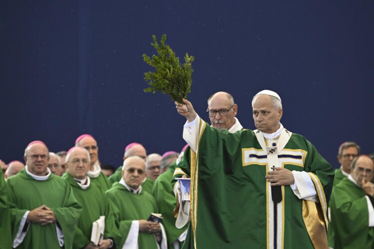 Lourdes (France), 27/09/2026.- A handout picture provided by the Vatican Media shows Pope Leo XIV (3-R) leading a mass on the meadow of the Shrine of Our Lady of Lourdes, in the town of Lourdes, France, 27 September 2026. The Pontiff's apostolic journey to France runs from 25 to 28 September under the motto "So That the World May Have Life". (Papa, Francia) EFE/EPA/VATICAN MEDIA HANDOUT HANDOUT EDITORIAL USE ONLY/NO SALES