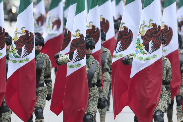 MEX2863. CIUDAD DE MÉXICO (MÉXICO), 16/09/2025.- Soldados participan durante el desfile del 215 aniversario de la Independencia de México este martes, en Ciudad de México (México). EFE/José Méndez