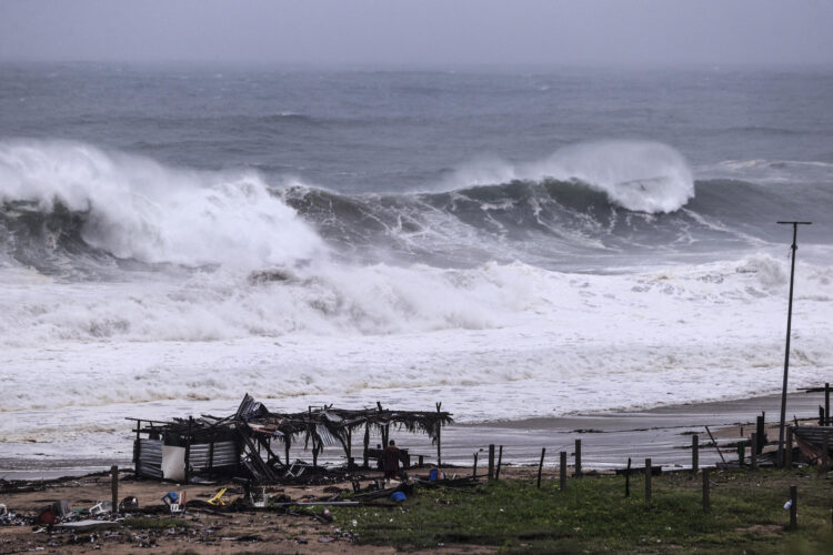 El huracán Polo ha alcanzado este martes la categoría 5, la máxima en la escala Saffir-Simpson, frente a las costas del Pacífico mexicano, tras una rápida intensificación que lo ha llevado de categoría 1 a 5 en menos de 24 horas, como ha informado el Servicio Meteorológico Nacional (SMN). Fotografía de archivo. EFE/ David Guzmán.
